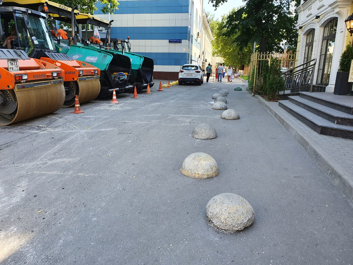 Отдых после ночной смены. Ограничительные полусферы на асфальте около ресторана - не пьяные. Техника сдвинула - мешали припарковаться. Фото автора.