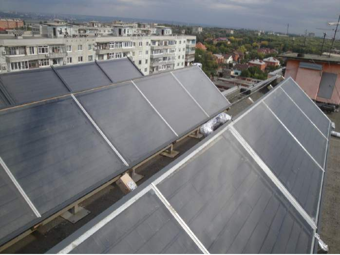 Солнечные коллекторы на крыше дома под управлением ТСЖ «Богатырь–101» входят в состав гибридной системы горячего водоснабжения
