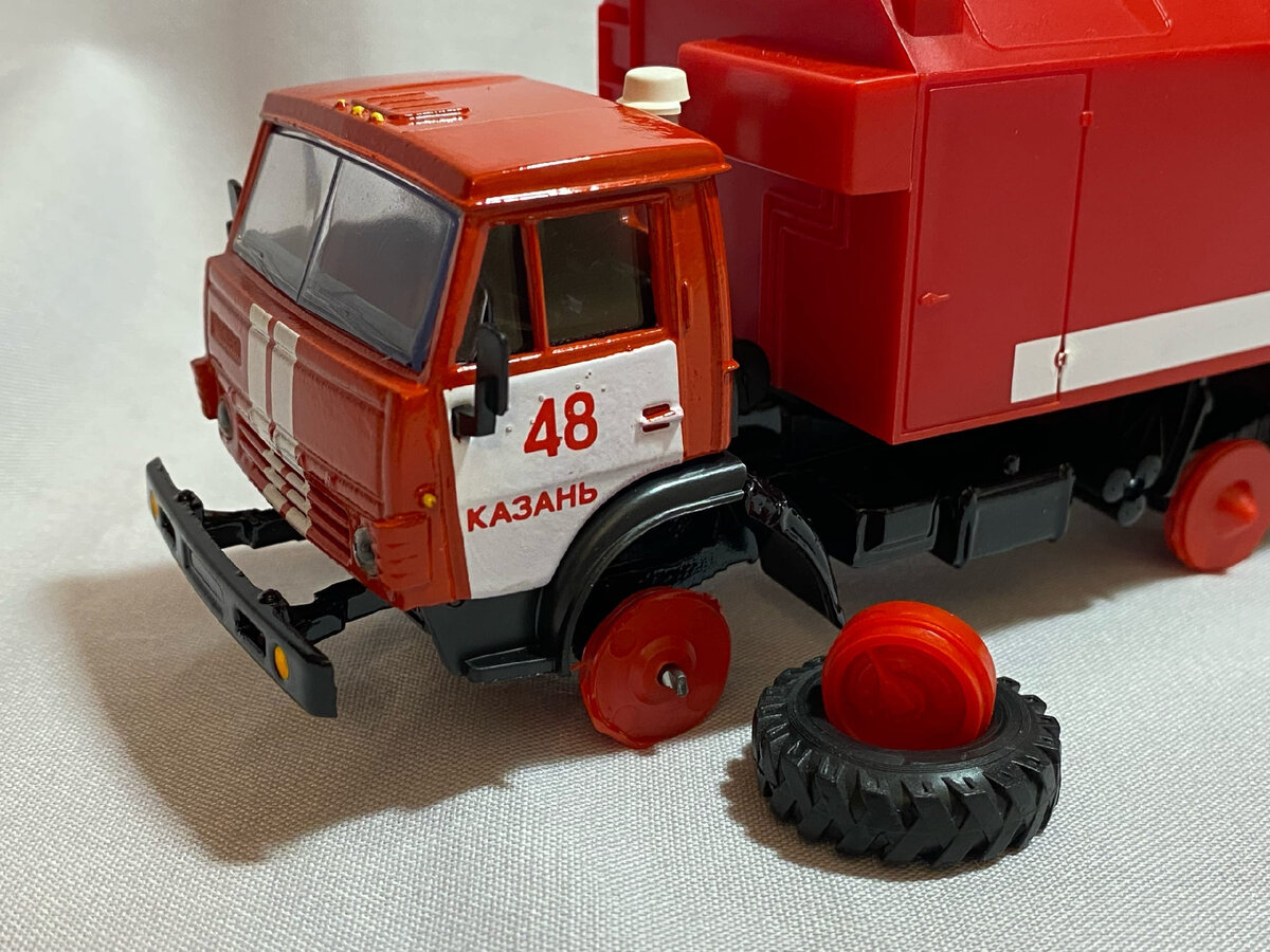 Мы имеем Камаз, который я покупал около двух лет назад. Уже сразу модель подавала признаки наличия пластиковой порчи, однако тогда я ничего не предпринял из-за отсутствия времени. Камазик встал на полку и спустя 2 года мы получили следующее. 
