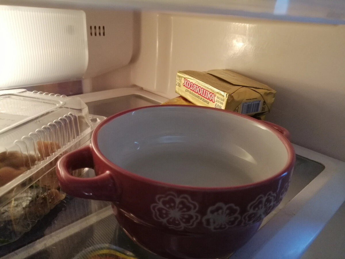 Забыла про неприятный запах из холодильника, и регулярное мытье здесь не при чем