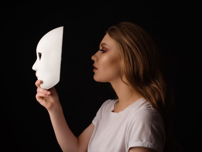 Некоторые люди просто притворяются мудрыми и знающими, чтобы быть признанными всеми.