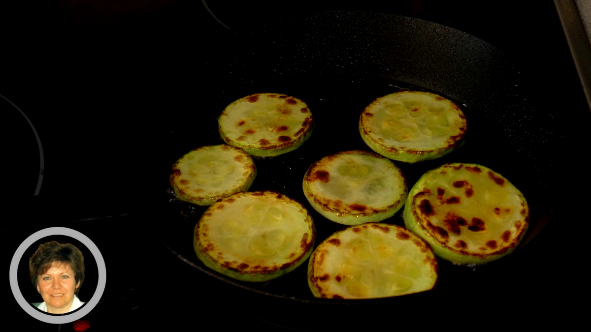 Салат с жареными кабачками, помидорами и яйцами. Рецепт простого и вкусного  летнего салата | Позитивная кухня - Bon appétit | Дзен