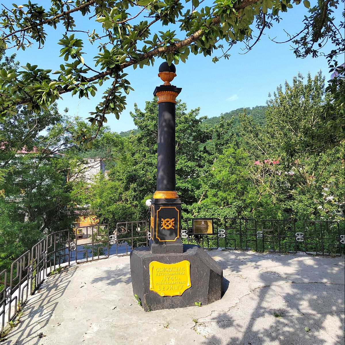 Но вернемся в Петропавловску-Камчатскому, повествование о котором я начну с короткого исторического экскурса. Первым человеком официально открывшим и присоединившим Камчатку к России в 1697 году, стал казак Владимир Атласов, который также прославился своим колонизаторским отношением к коренному народу. С целью уточнить северо-восточные границы государства, Пётр I издаёт указ об организации Первой Камчаткой экспедиции под началом Витуса Берга, памятник которому теперь установлен в центре города. 