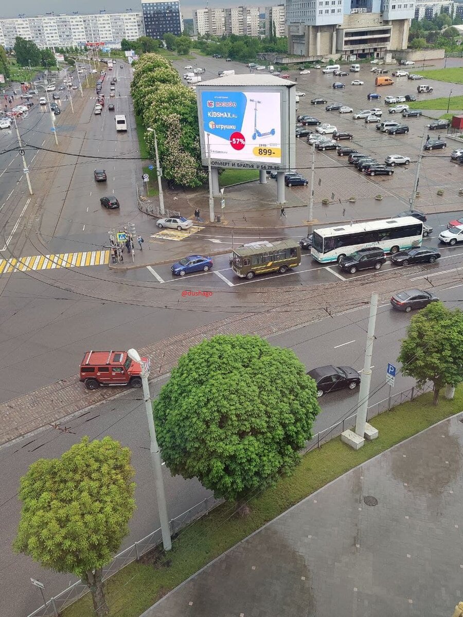 Исторический центр города, место бывшего Королевского замка. 