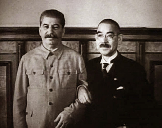 Иосиф Виссарионович Сталин и Министр иностранных дел Японии Ёсукэ Мацуока. /фото реставрировано мной, изображение взято из открытых источников/