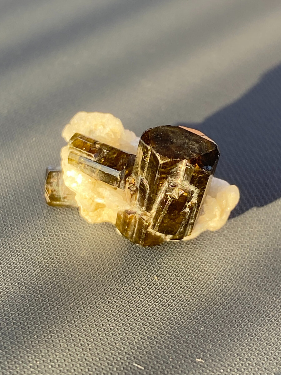 Мой образец верделита темно-зелёного "болотного" цвета в породе.