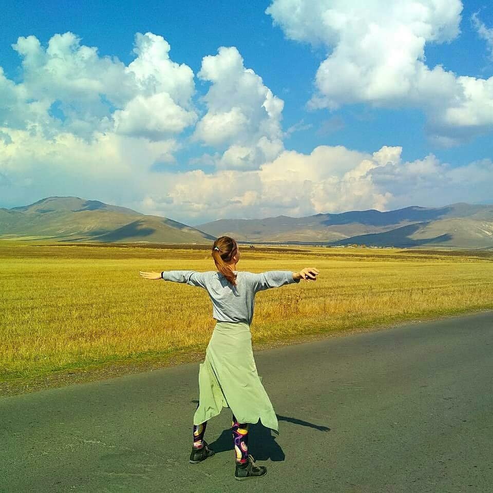 Это мы вот-вот увидели что-то похожее на горы. Тут мы ещё не знали, что это самое начало, но уже пищали от восторга. Просили Грача останавливаться, чтобы поскакать в полях. Ну и успевали почти в каждом храме ловить свет, сходящий на нас аки благословение божье