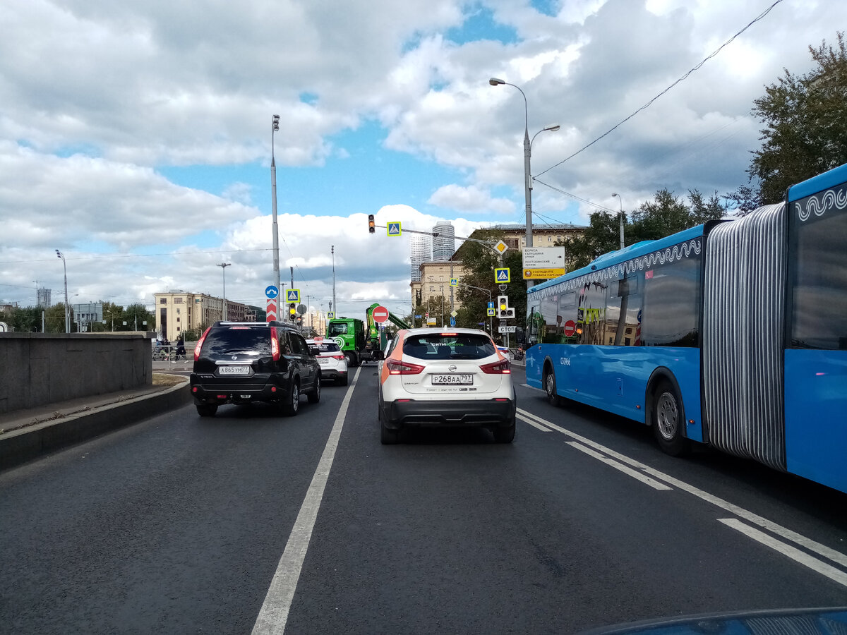 Машины начинают накапливаться.