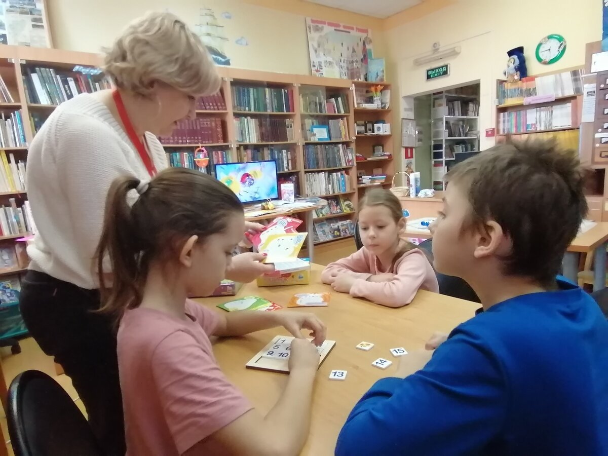 Игротека IQ step в Подольске. Ребята играют в настольную развивающую игру под руководством педагога