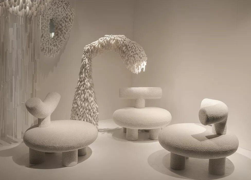 Посадочные места становятся более широкими и комфортными, но при этом — более низкими, и с них не хочется вставать. А ещё они приобретают округлые формы.