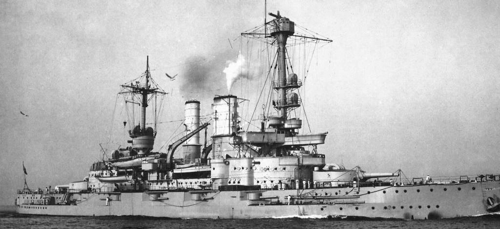 Учебный линкор «Шлезиен» до удара 4 мая 1945 г. Свинемюнде.