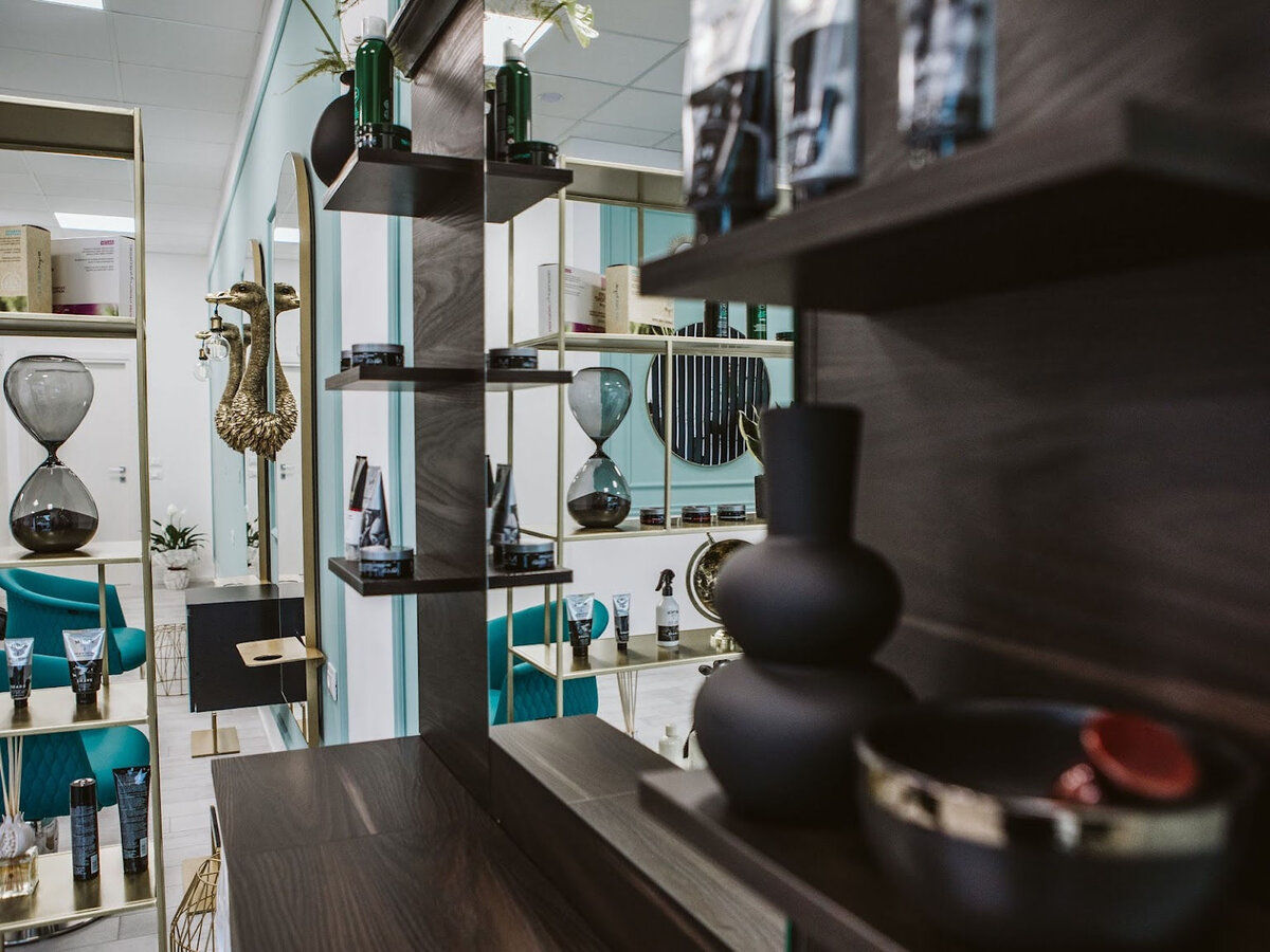 Полки на рабочем месте барбера