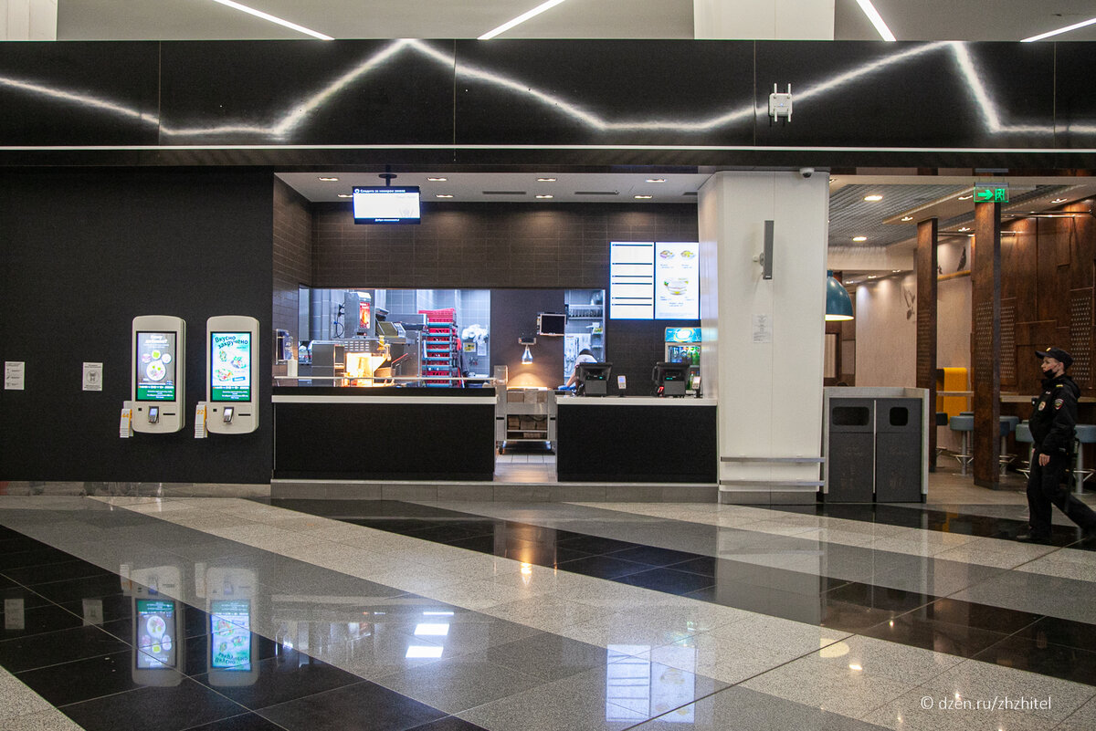 Бывший МакДоналдс в аэропорту Шереметьево. Сентябрь 2022 года.