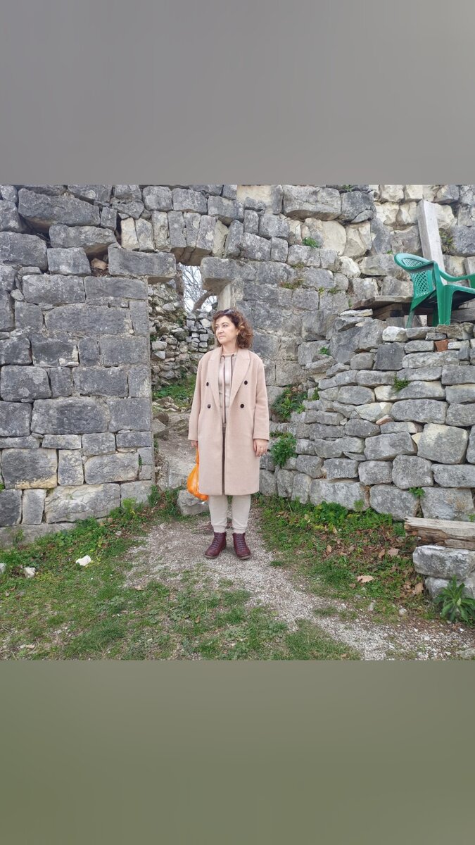 Фото Алены Бо. Стою я у Анакопийской крепости, в пакетике у меня мандаринки, а наверху стул для смотрителя, его рабочее место.