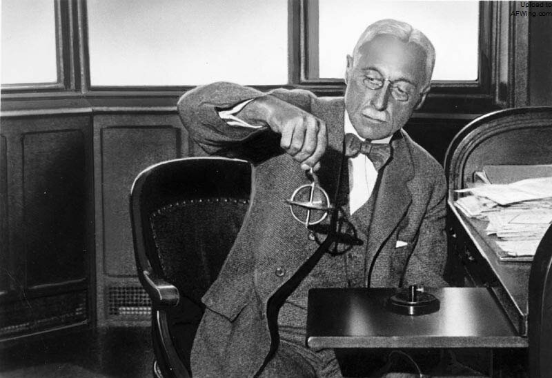 Элмер Сперри с гироскопом собственной разработки. Источник:  http://www.jyzzcl.com/data/mobiles.asp?229809.xml