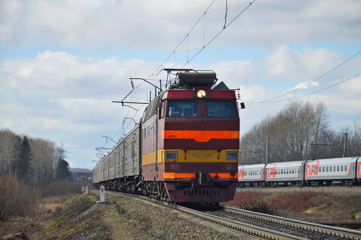 Электровоз ЧС4Т-275 (сохранил окрас) с пассажирским поездом. Кировская область, перегон Ацвеж - Котельнич-I, 25.04.2015
