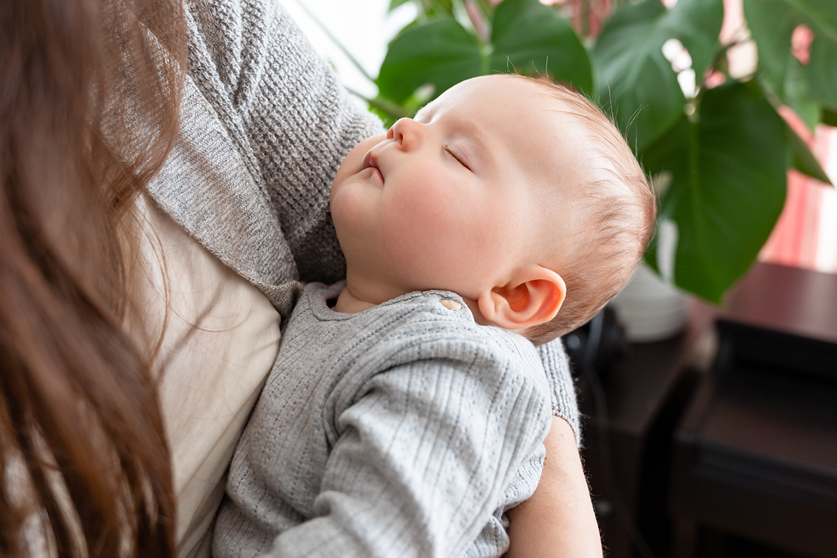 На портале BABY BLOG Елена Мурадова объясняет, почему ребенок не спит в своей кроватке