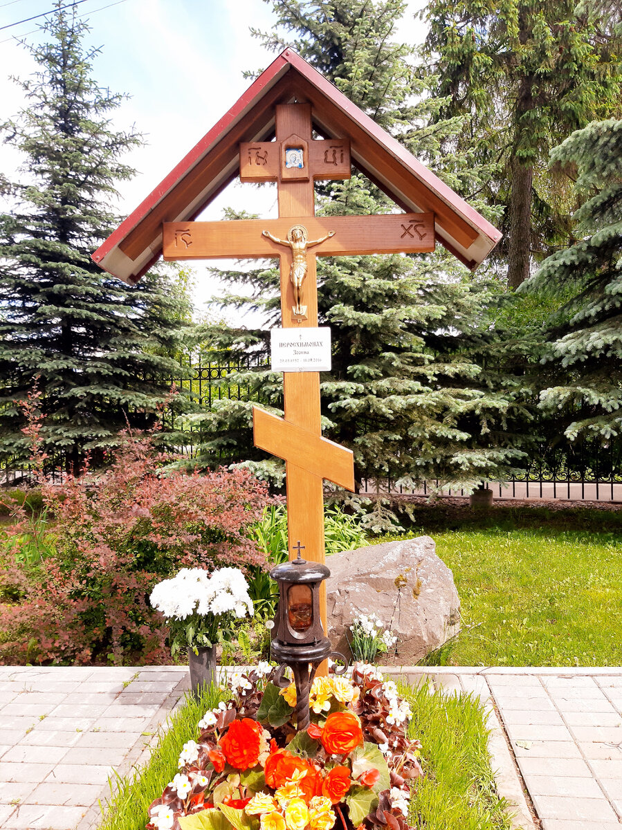 Фото автора - на могилке схиеромонаха Зосимы рядом с храмом Преображения  Господня в городе Струнино Владимирской области  люди получают помощь.