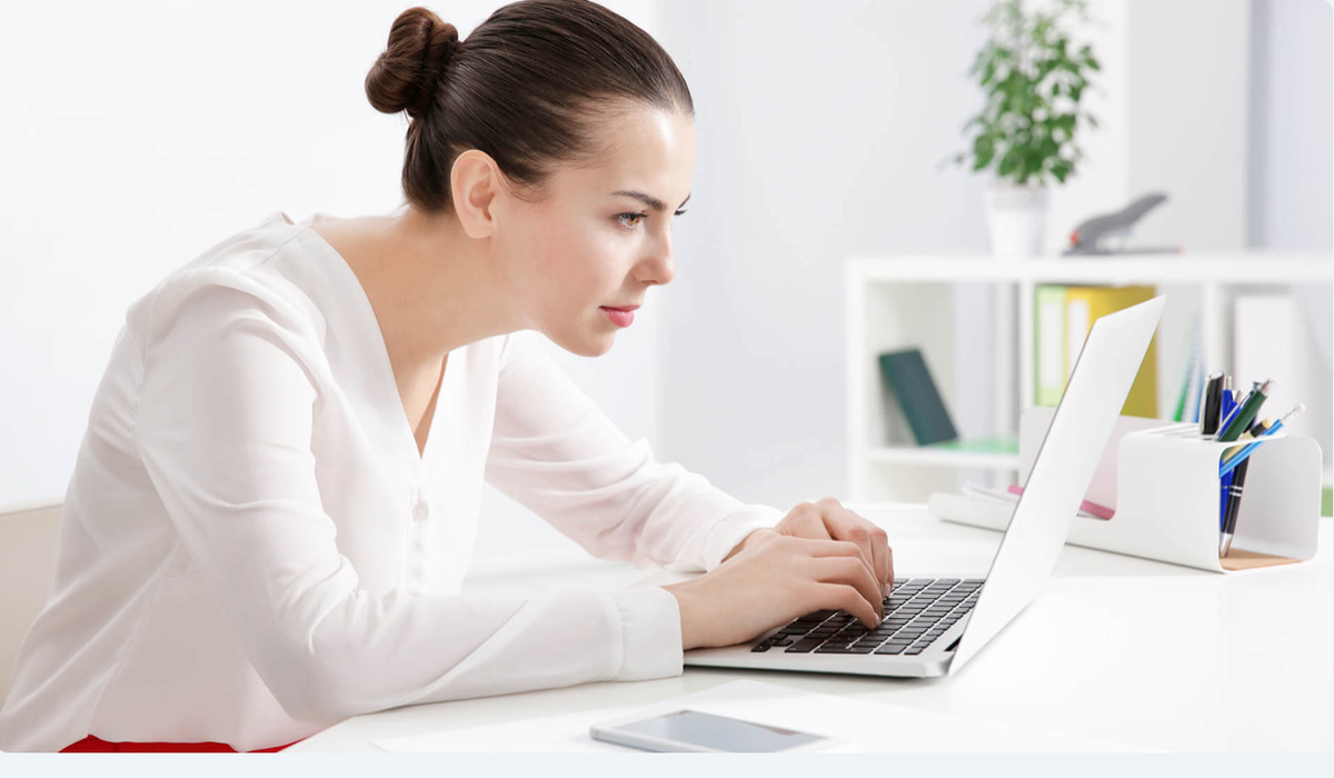 «Текстовая шея», или синдром компьютерной шеи, — хронический болевой синдром, охватывающий область головы, шеи и плеч. Возникает в результате чрезмерного выдвижения шеи вперед к компьютеру или наклона вниз к гаджетам