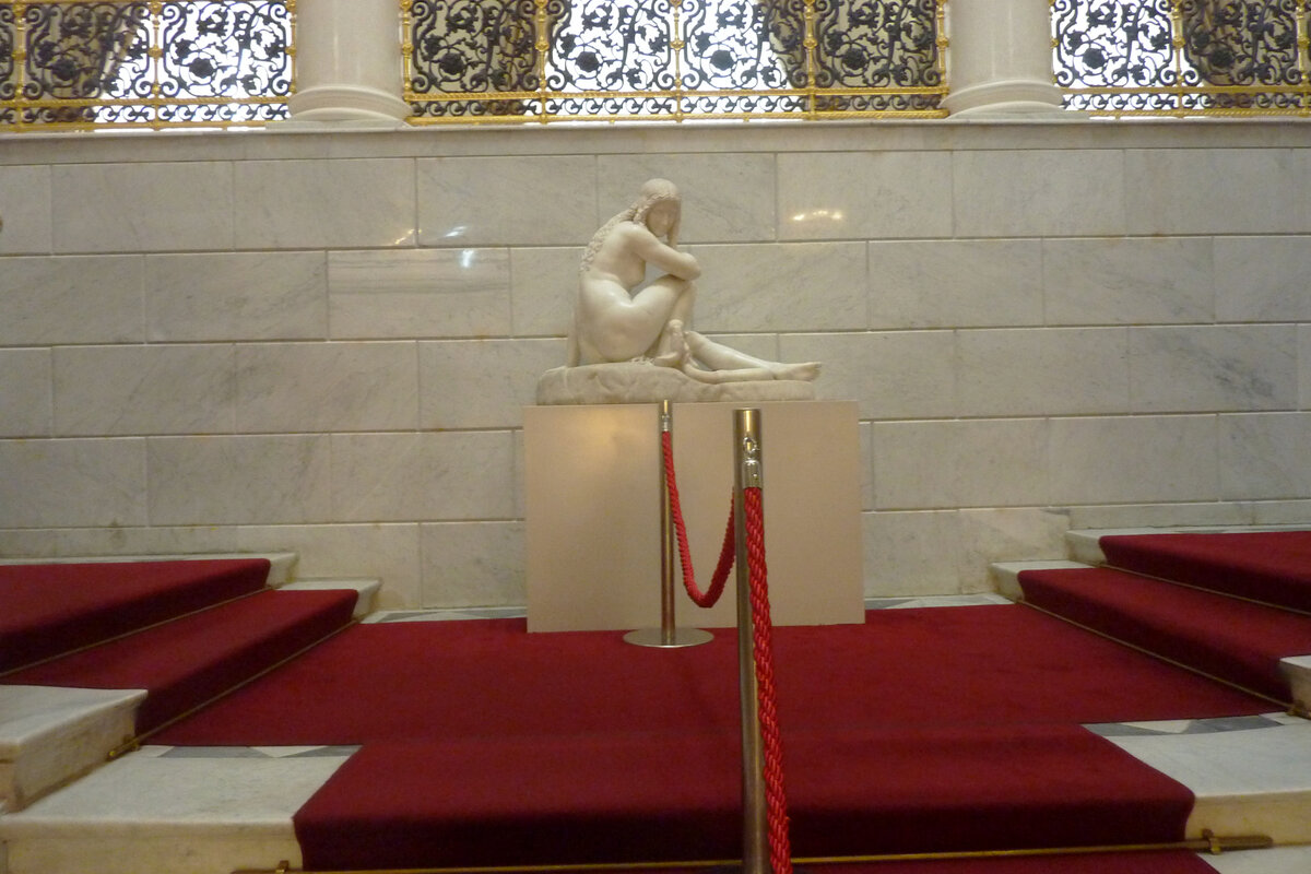 Скульптура на парадной лестнице