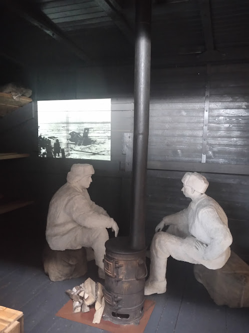 А люди внутри сидят...