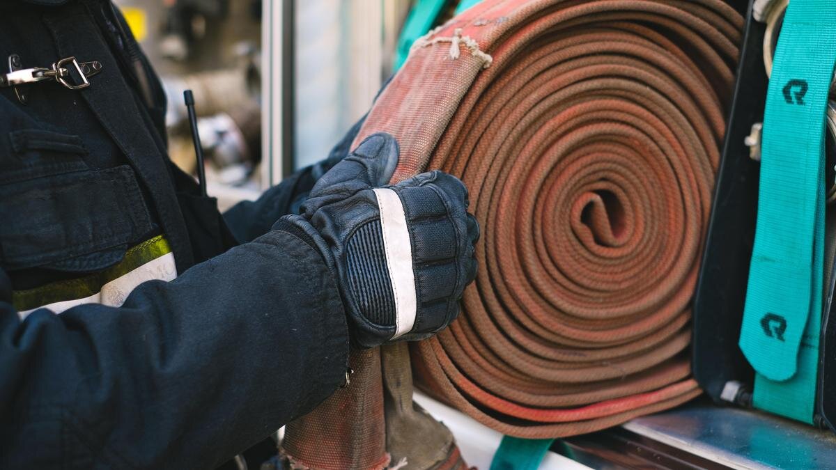    Пожарный рядом с пожарной машиной:Pexels