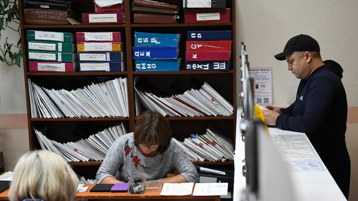    Мужчина, призванный на военную службу в ходе частичной мобилизации, в военкомате Новосибирска© РИА Новости / Александр Кряжев