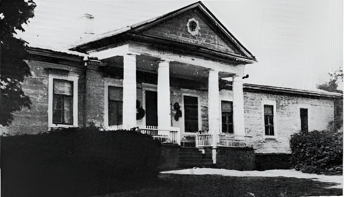 Усадебный дом в Мокранах, фото до 1939 года из книги Aftanazy "Dzieje rezydencji na dawnych kresach Rzeczypospolitej" Том 2. Разрешение увеличено нейросетью. 