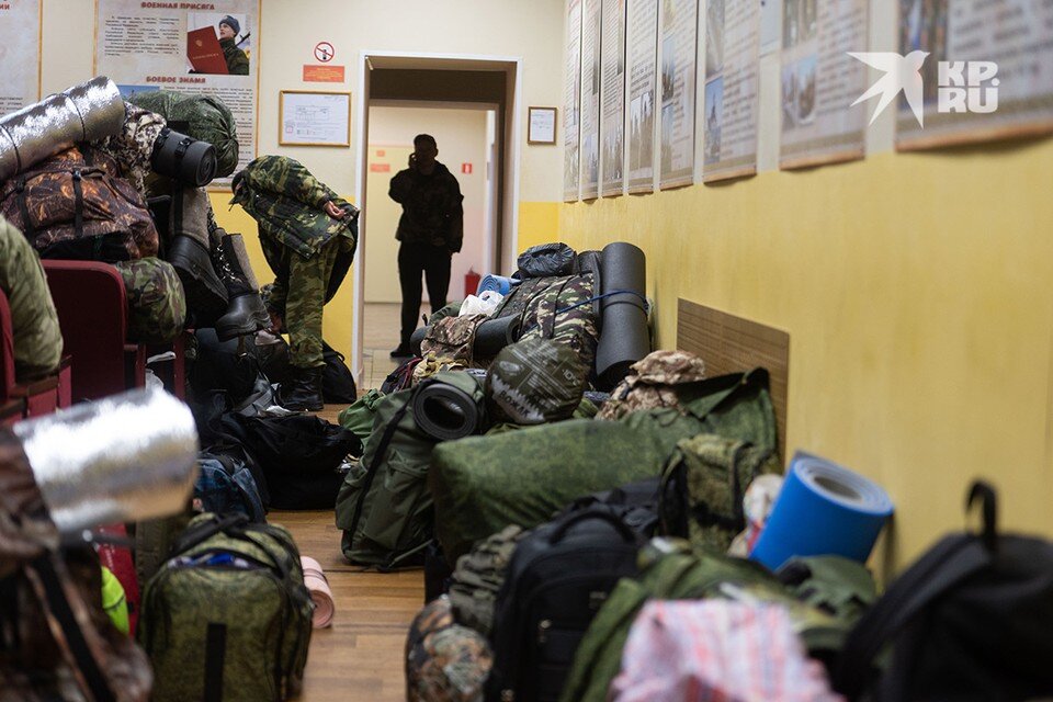     Санкт-Петербург. Мужчины, призванные на военную службу в ходе частичной мобилизации, в военкомате. Юлия ПЫХАЛОВА