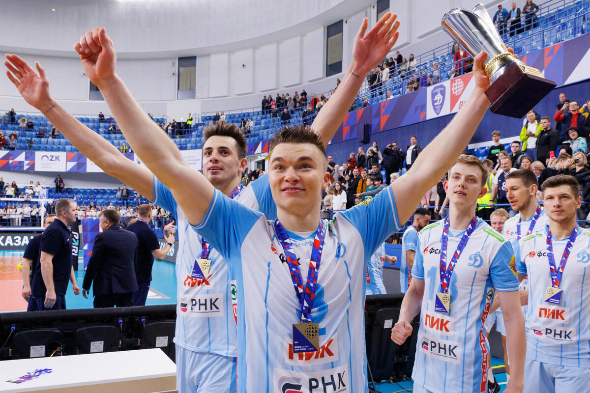 Павел Панков с трофеем / фото (здесь и далее): vcdynamo.ru