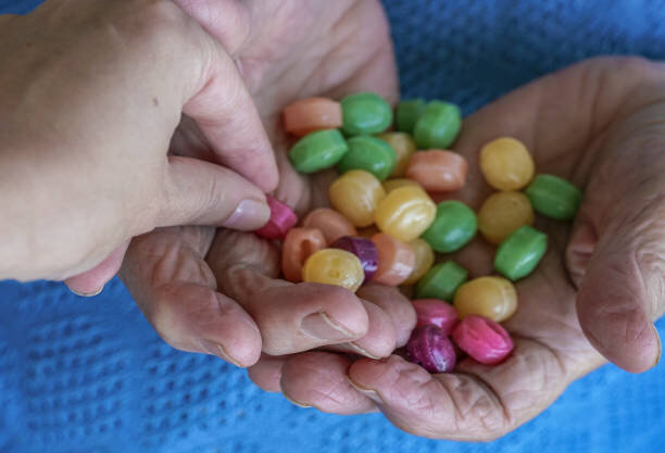 Бабушки-самый крупный "конфетодаватель"