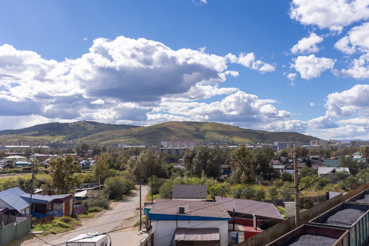 Вид на Титовскую сопку, Железнодорожный мост рядом с улицей Боринская, 43