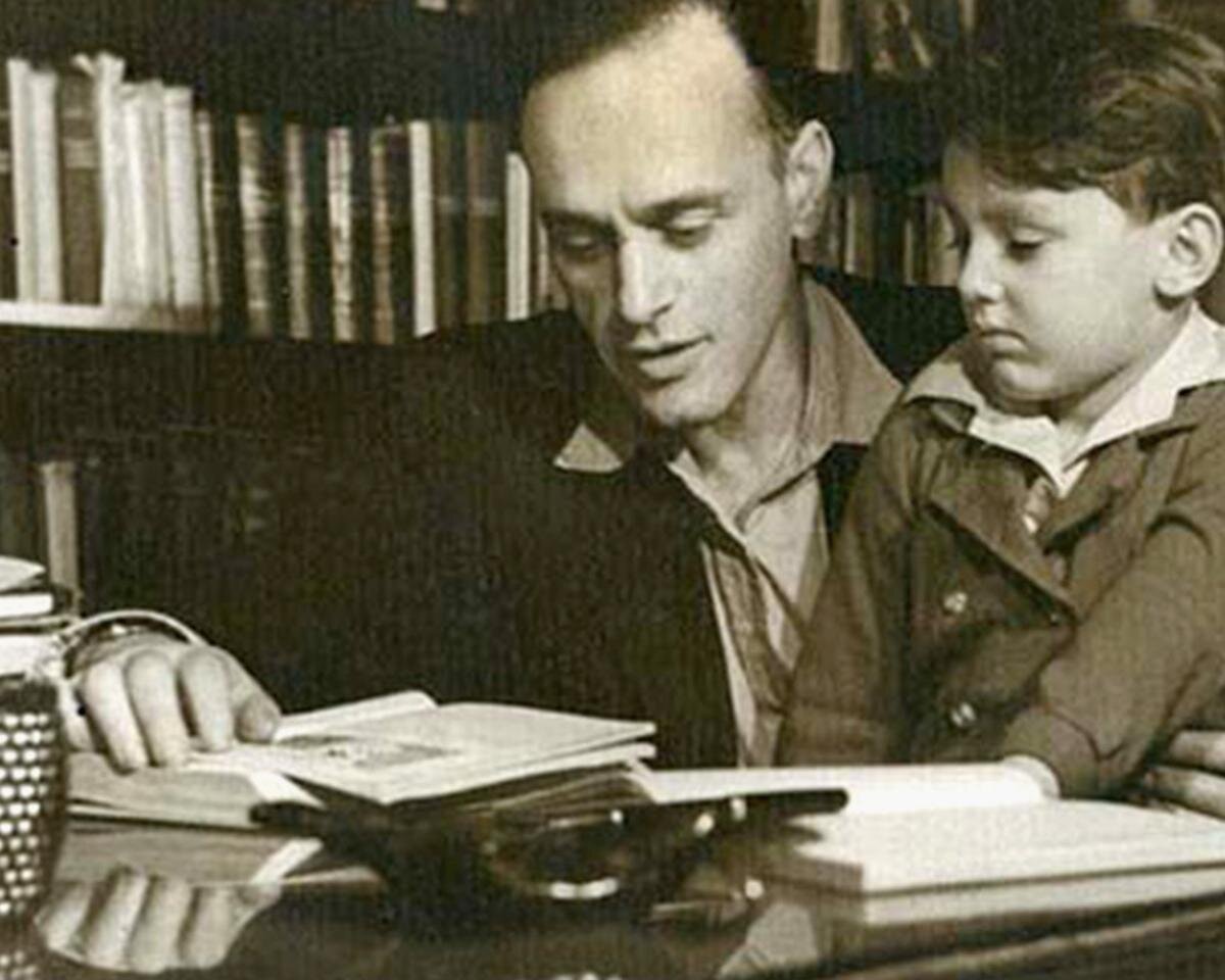 1 Мой отец — выдающийся учёный-биофизик Михаил Владимирович Волькенштейн приучил меня к чтению с самого детства. http://alenikov.ru/img/photogall/1376851652.jpg