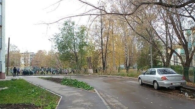    В Набережных Челнах сразу несколько школ эвакуировали из-за угрозы минированием. Об этом сами дети сообщили в сообществах во «ВКонтакте».