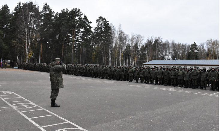 Еще одна группа отправляется из Костромы в Украину. В Костроме мобилизованные тренируются по 10 часов. Там сейчас сын моей знакомой, о котором я писала. Его взяли в ЧВК Вагнер, и он будет ночным снайпером. Хватается, что за казенный счет им приобрели палатку, и они ее обживают.