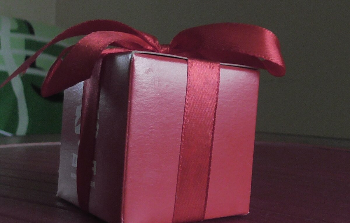 Размер подарка не имеет значения. Для налогообложения важна его стоимость. Фото автора