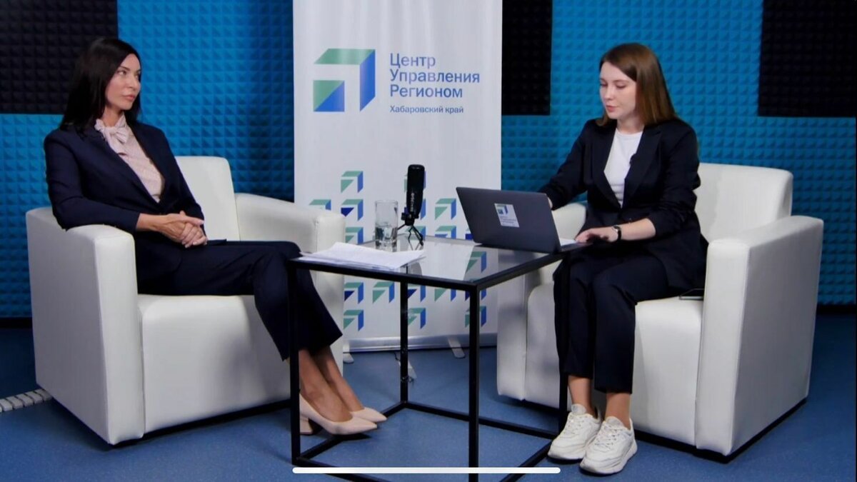     В соцсетях прошла трансляция с главой Солнечного района Татьяной Поваляевой В прямом эфире обсуждалась ситуация с закрытием аптеки и увеличением платы за детский сад. Трансляция проходила при Центре управления регионом Хабаровского края.