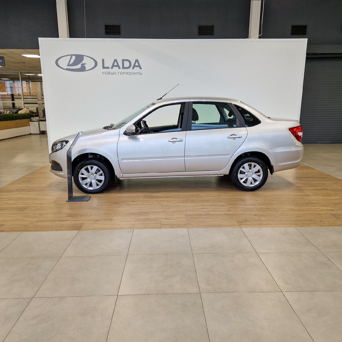 Так теперь выглядит самая дешёвая Гранта. Однако, у многих дилеров ещё есть запасы более дешёвых автомобилей в комплектации "Classic'22" без подушек безопасности.