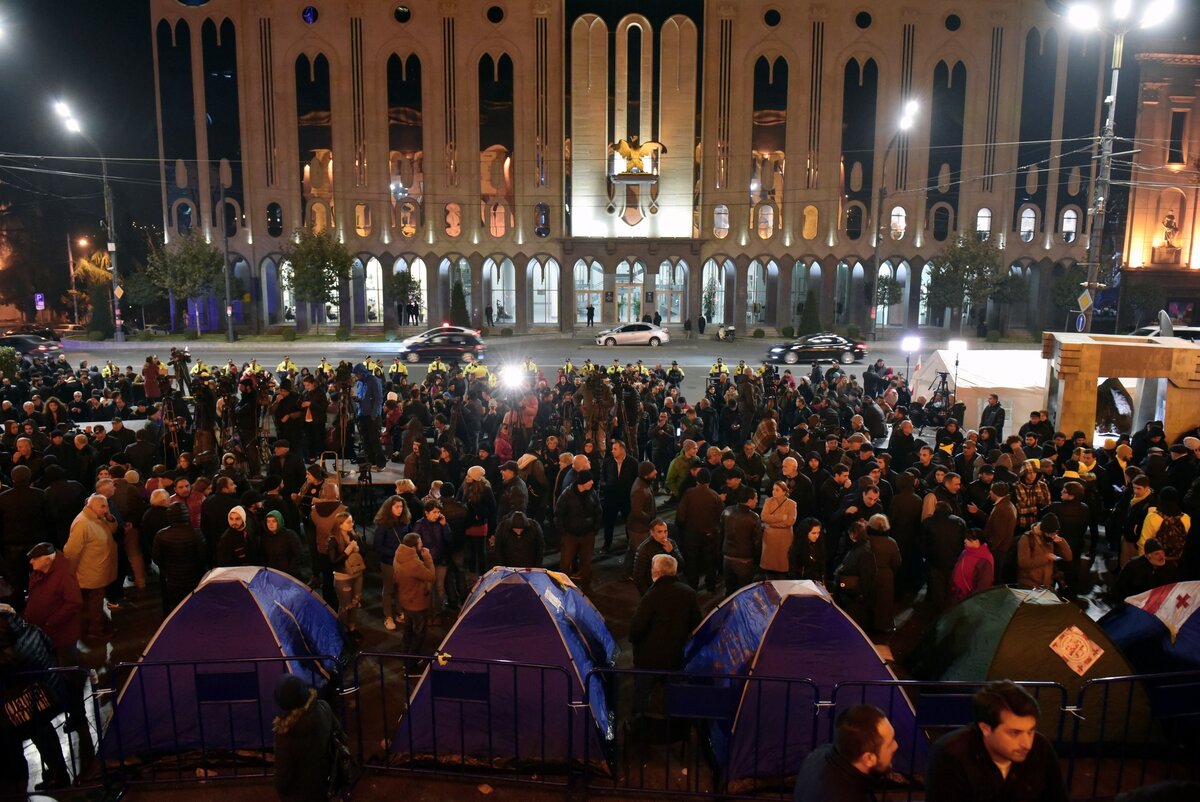     Участники акции протеста у здания парламента Грузии в Тбилиси, 2019 год / РИА Новости / Антон Подгайко