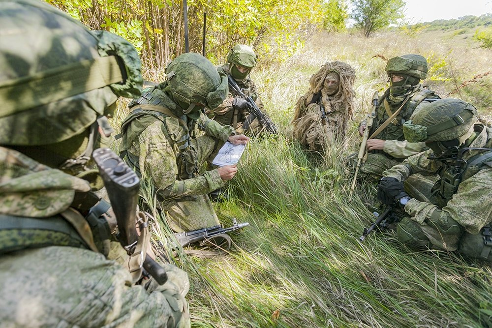 Контрактников отправляют в горячие точки. Экипировка разведчика спецназ гру 2018. Разведчики вс РФ. Спецназ учения. Разведывательные войска сухопутных войск вс РФ.