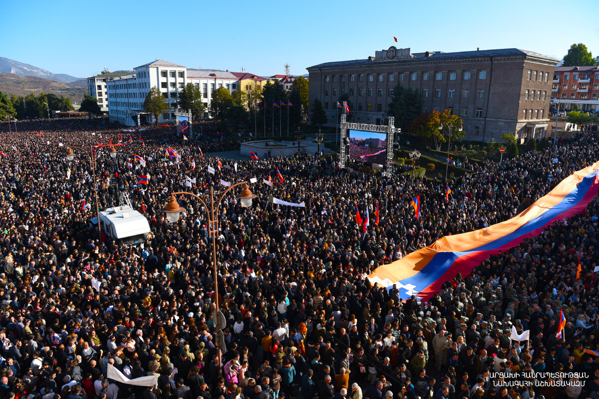 В Степанакерте прошёл многотысячный митинг в поддержку заявления Национального собрания Арцаха. Фоторепортаж