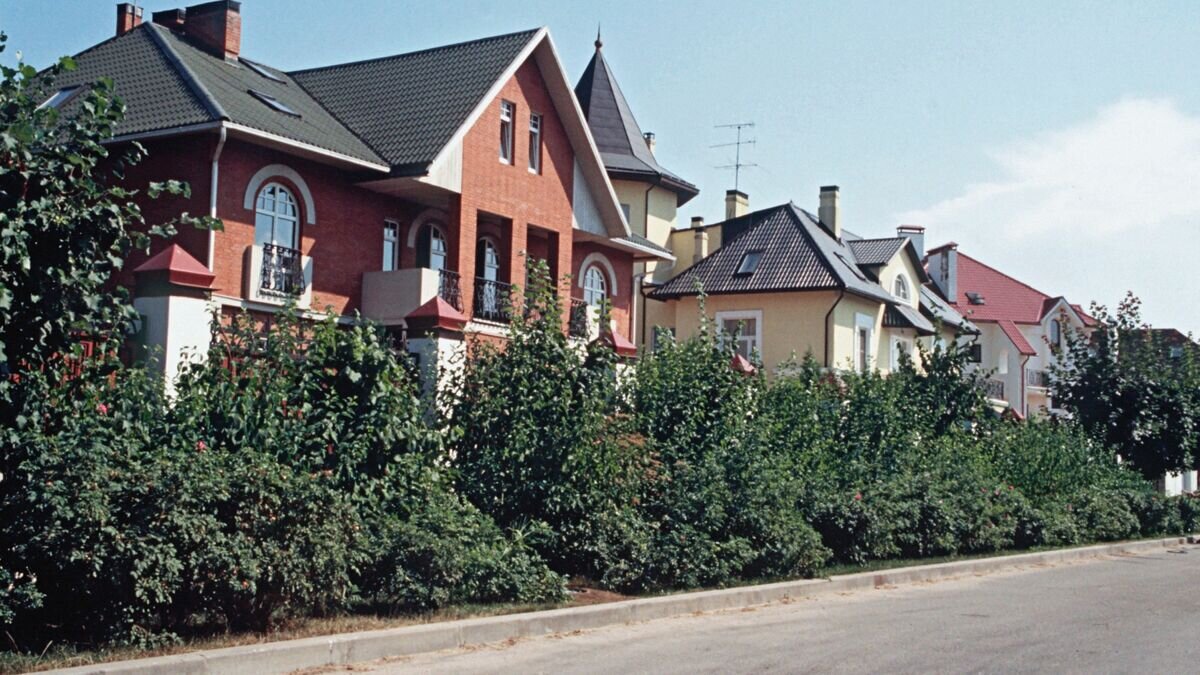    Особняки в элитном поселке в Подмосковье© РИА Новости / Щербаков