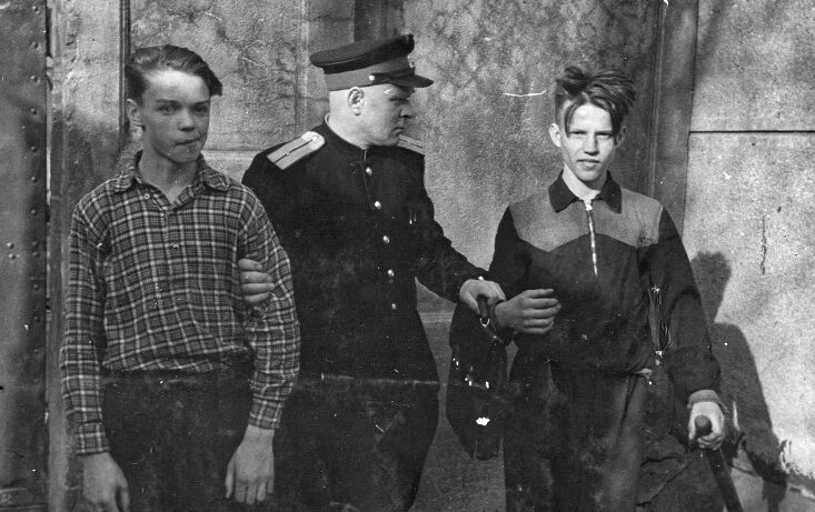 Увидеть в 1950-ые годы милиционера с рацией было проблематично! Фото https://russian7.ru.