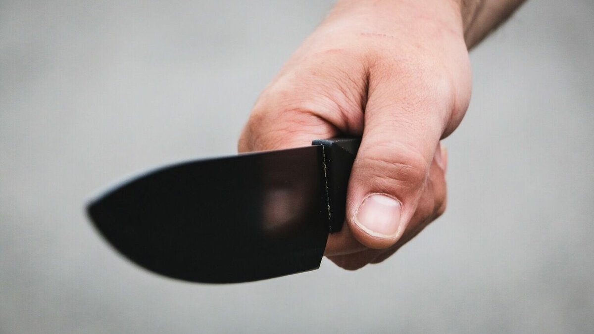     В Набережных Челнах 42-летний мужчина без определенного места жительства ножом ранил своего сверстника во время уличной разборки. Об этом пишут «Челнинские известия».