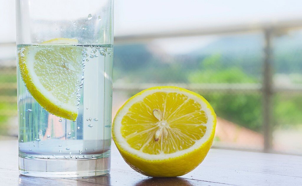 Lemon water. Стакан воды с лимоном. Стакан с лимоном. Водичка с лимоном. Стакан лимонной воды.