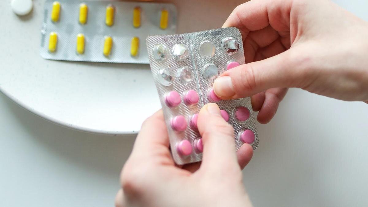    Девушка вынимает таблетки из упаковки:pexels.com