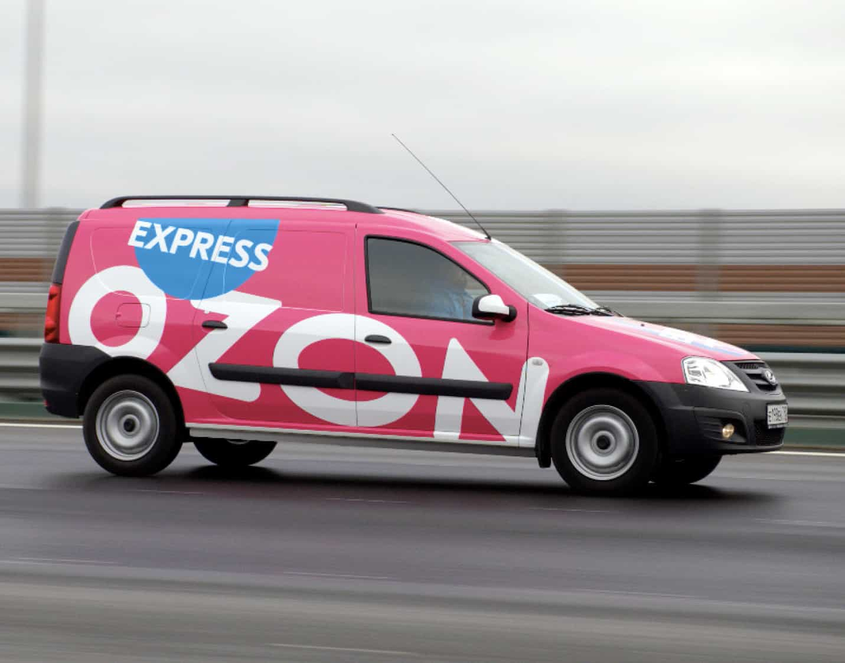 OZON Express. Машина доставки. Озон экспресс машина. Брендирование машины.