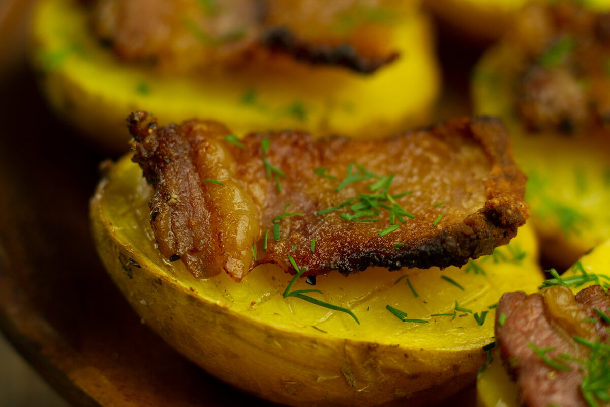 Картофель в маринованном сале в духовке