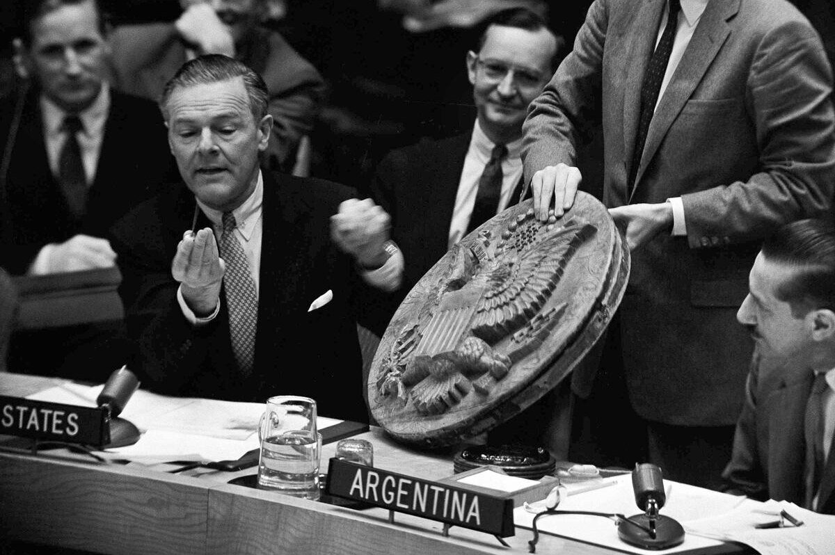     Подарок с сюрпризом: как СССР подарили послу США сувенир с «жучком», который не могли обнаружить 7 лет