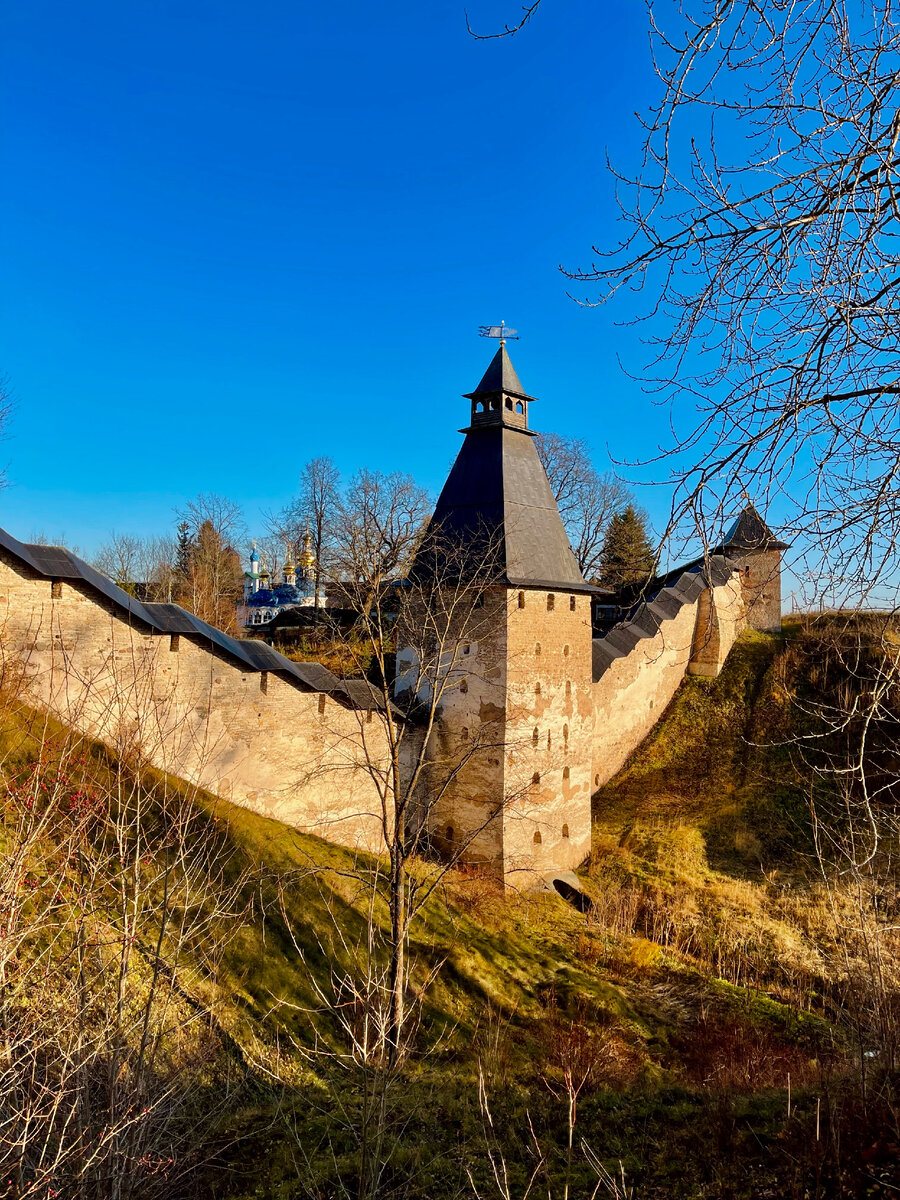 Стены и башни в готическом стиле. Словно одна культура на страже другой. Центральная башня имеет интересное название «Башня верхних решеток» – высота ее 25 метров.